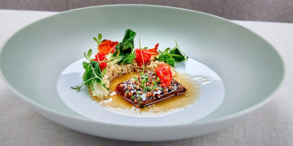 Gegrillte Teriyaki Melanzani mit Quinoa, Paprikakompott, Pak Choi und Gemüsesud
