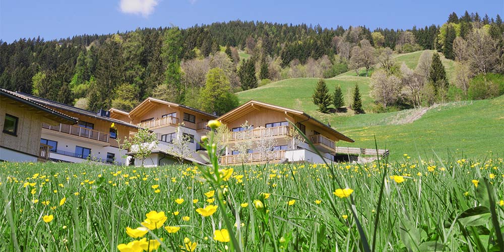 Mount Med Resort Exterior Chalets Spring Aussen (c) Studio M
